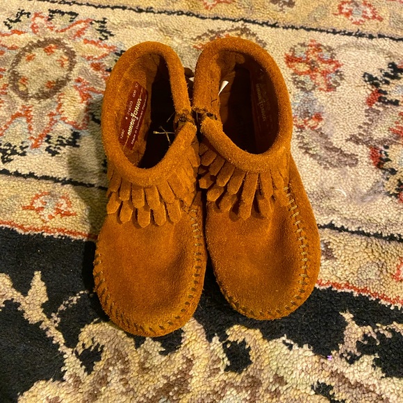 Like new girls/toddlers size 6 Minnetonka boots - Picture 1 of 3